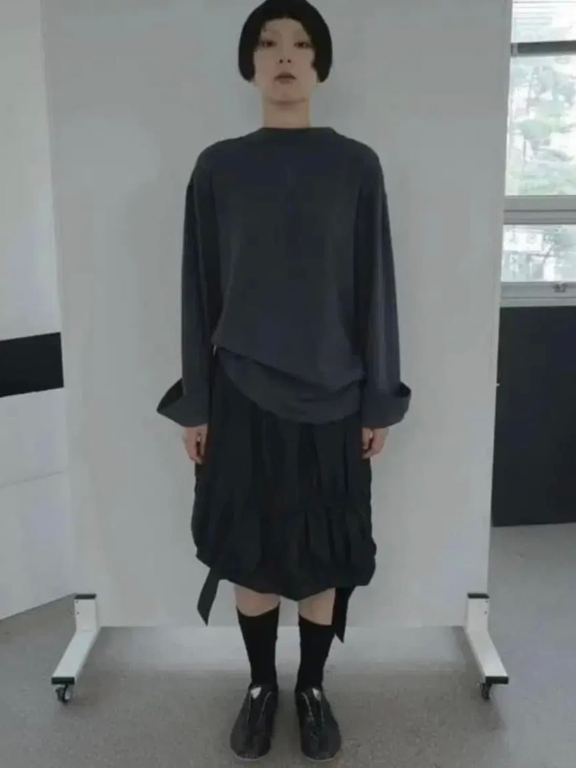 에옹쓰 가든 백리스 블라우스 차콜 상품이미지3