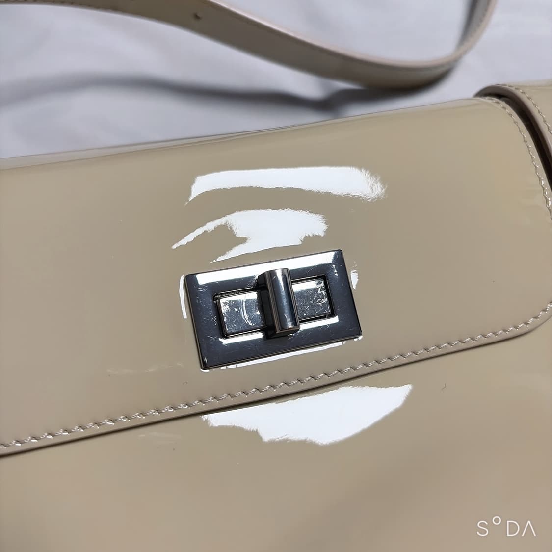 바이파 에나멜 빌리백 크로스백 상품이미지4