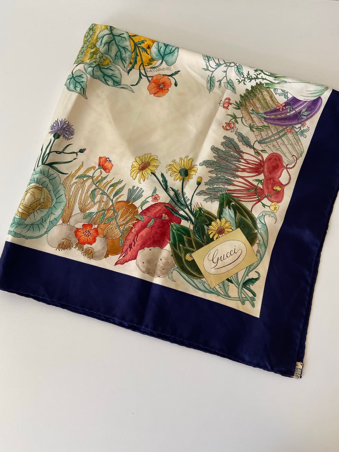 구찌 플라워 프린트 실크 스카프 네이비 상품이미지1