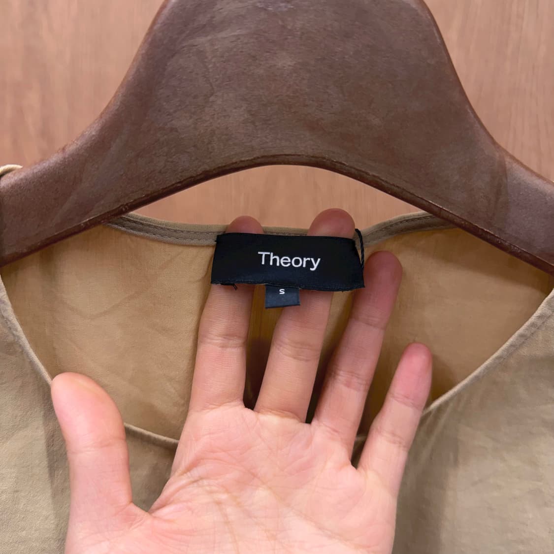 띠어리 린넨 라운드넥 슬리브리스 블라우스 사이드 슬릿 디테일 베이지 상품이미지6