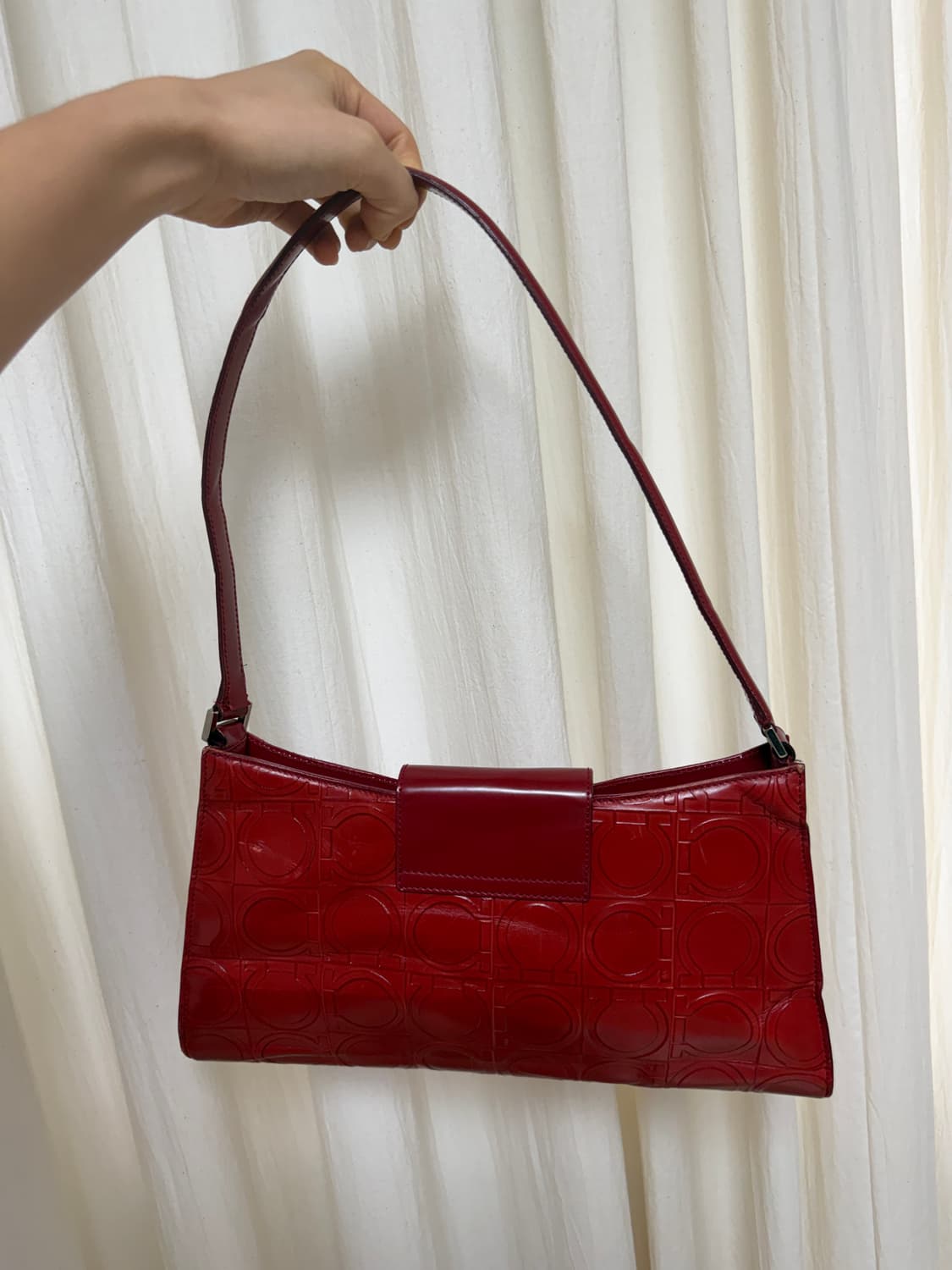 페라가모 간치니 패턴 포켓 플랩 숄더백 레드 상품이미지5