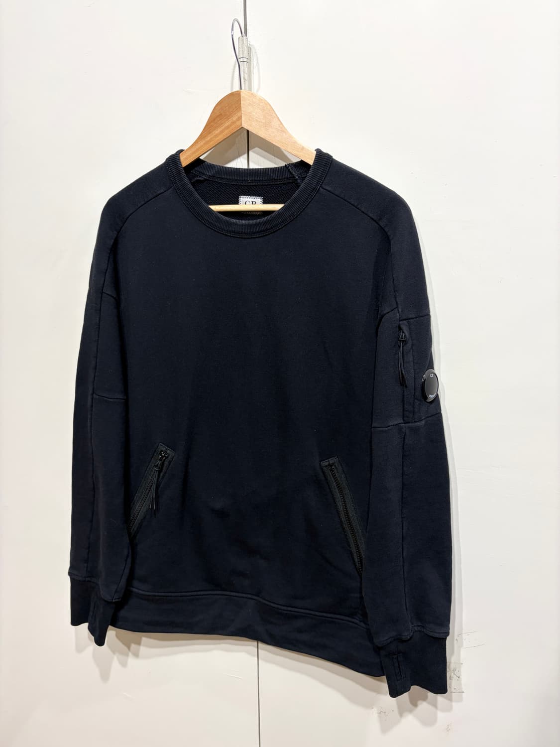 C.P. 컴퍼니 다이고날 레이즈드 렌즈 와펜 스웨트 셔츠 상품이미지2