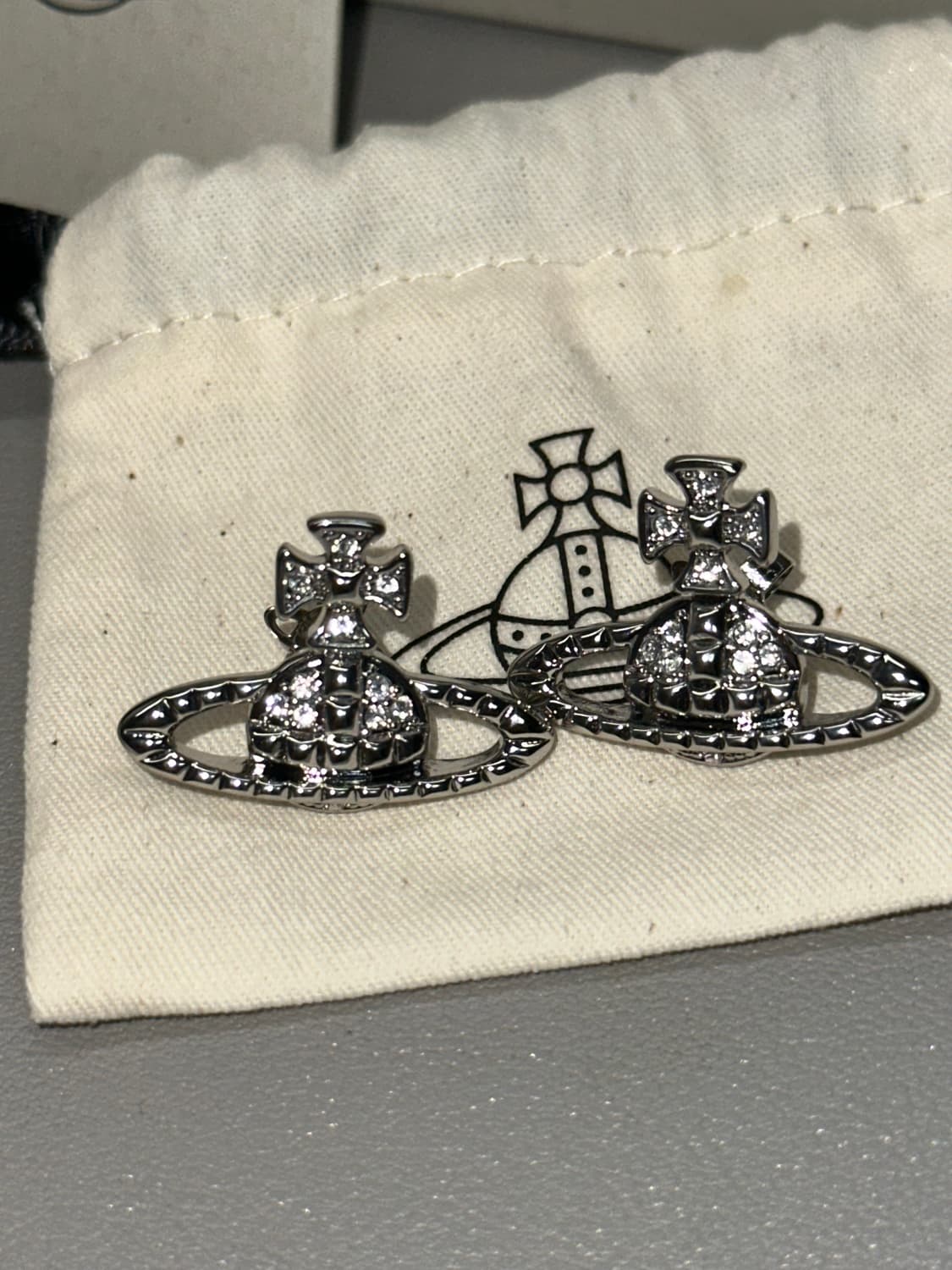 풀박스) 비비안 웨스트우드 미니 바스 릴리프 이어링 상품이미지1