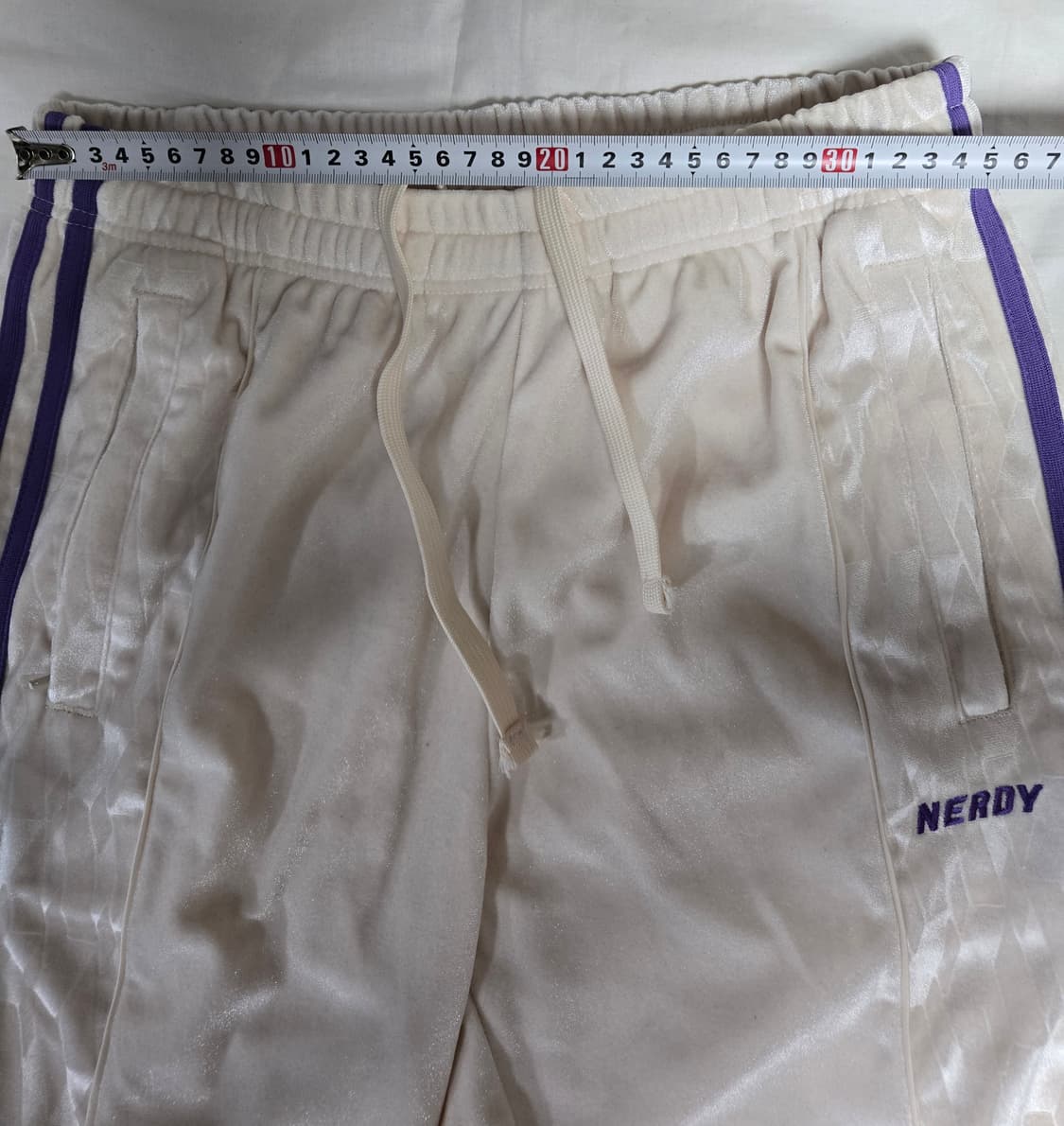 널디(Nerdy)  DNA 블록 벨벳 트랙 팬츠 크림 색상 상품이미지4