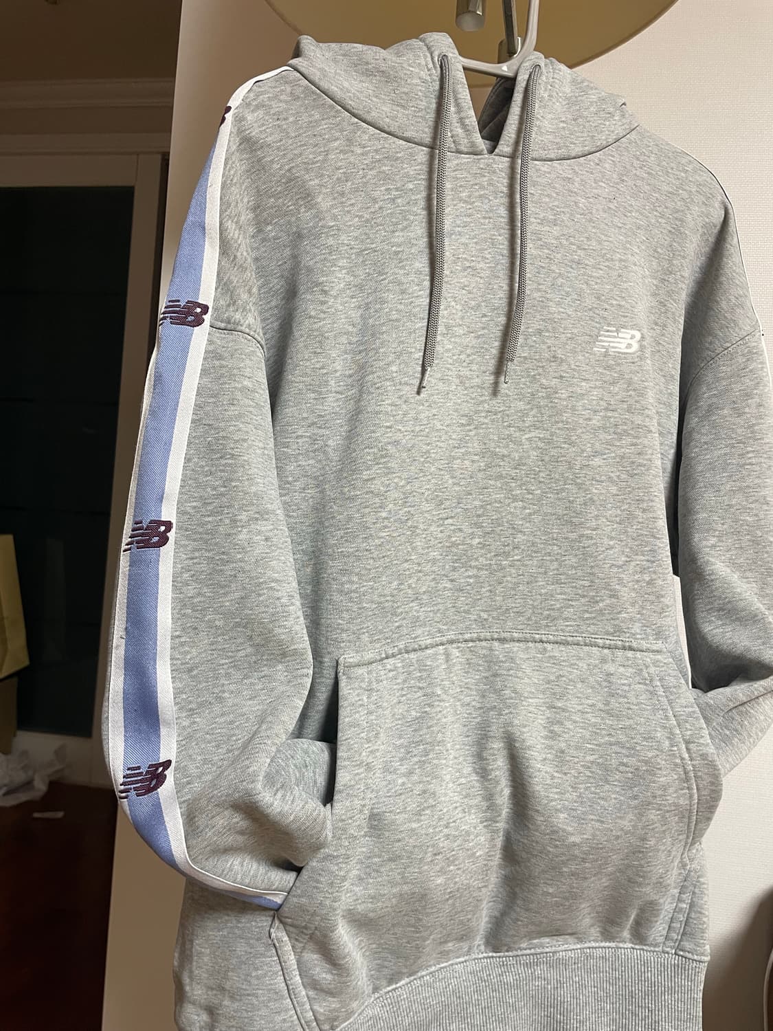 뉴발란스 테이핑 후드티 상품이미지1