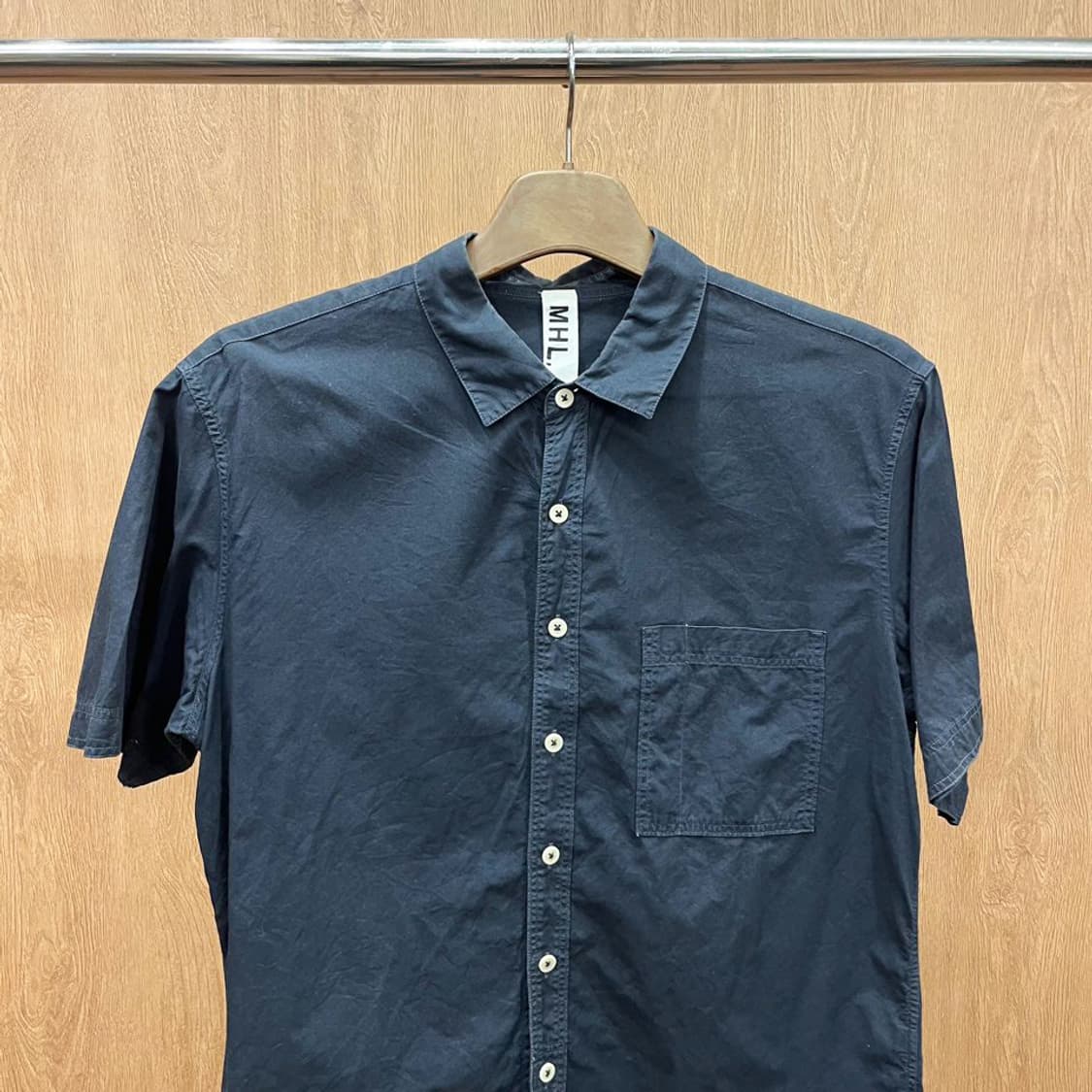 마가렛 호웰 반팔 코튼 셔츠 체스트 싱글 포켓 버튼 클로징 디테일 네이비 상품이미지4