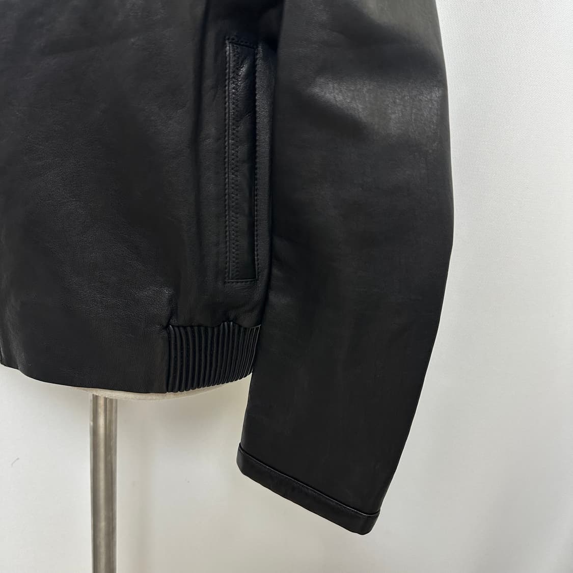   산드로 여자 양가죽100% 가죽집업자켓 검정 98 (44) 상품이미지4