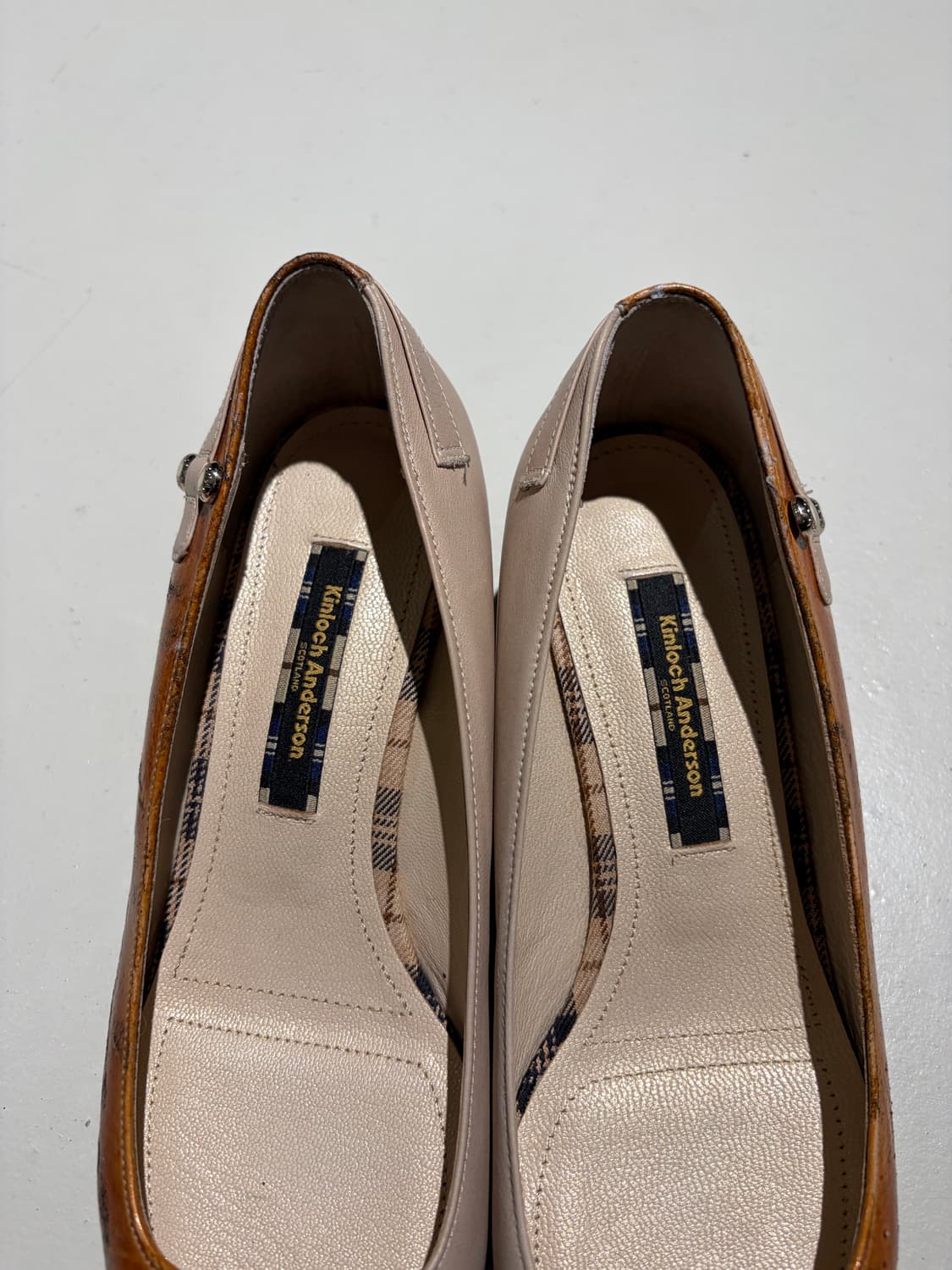 Kinloch Anderson 투톤 레더 펌프스 힐 240mm 상품이미지4