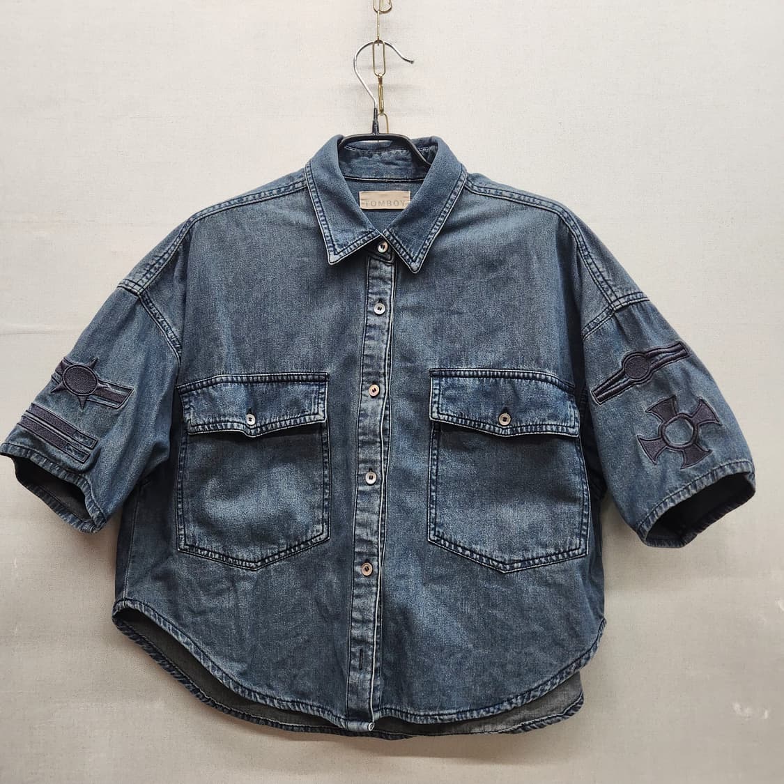 TOMBOY 톰보이 자수 디테일 데님 반팔 셔츠 M 상품이미지1