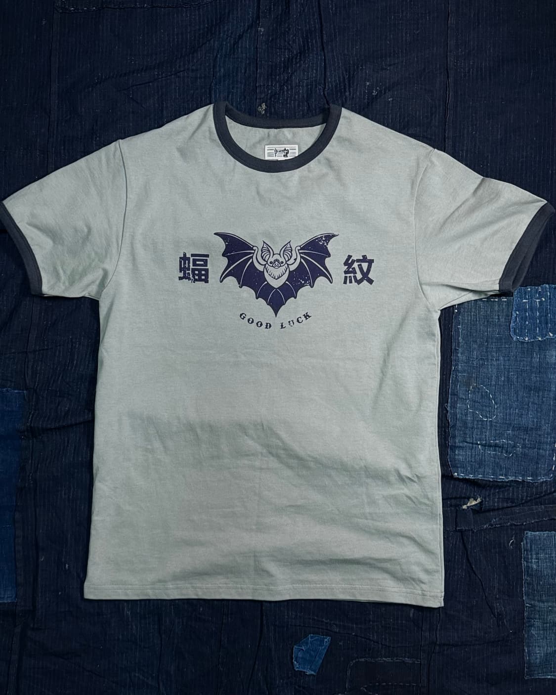 모쿠토 박쥐패턴(Good Luck) 링거티 - 차콜 M/L/XL 상품이미지1