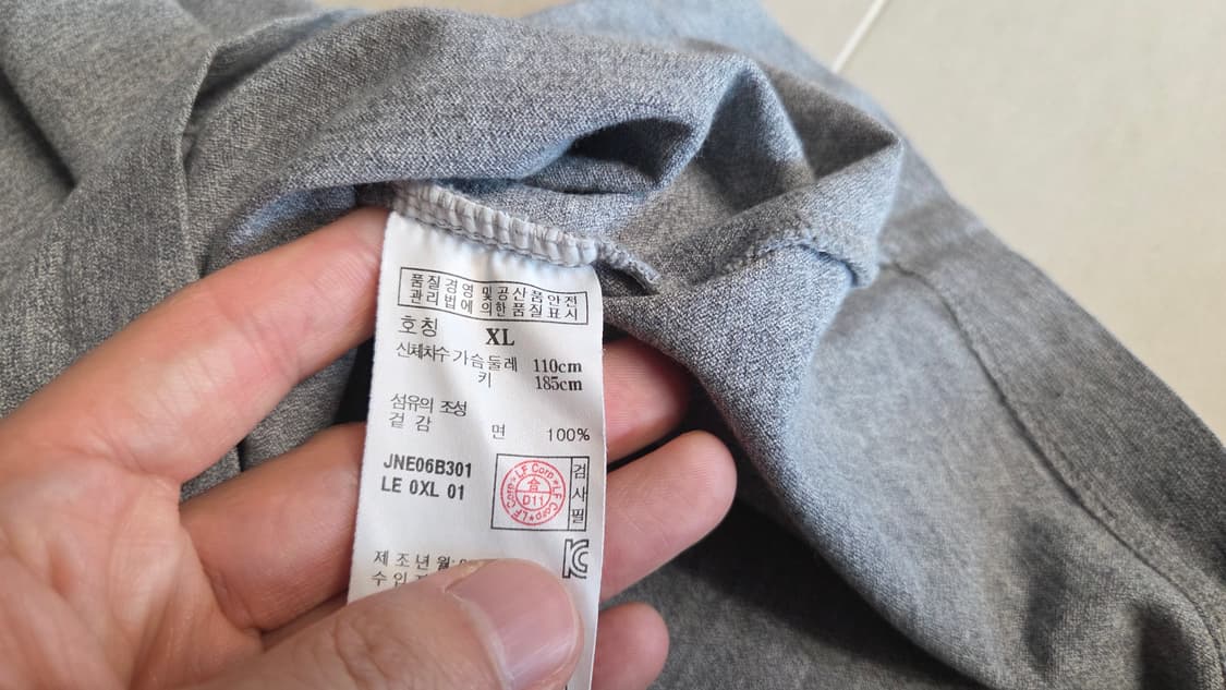 질스튜어트 뉴욕 그레이 브이넥 반팔 티셔츠  상품이미지5