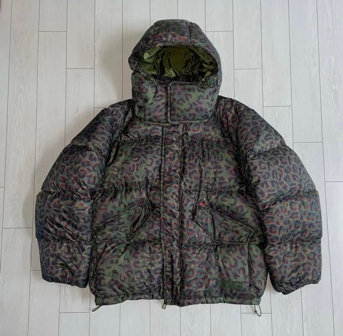 [M]FW24 슈프림 700필다운 홀로그램 레오파드 패딩 상품이미지2