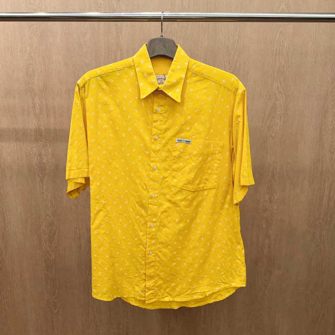 아르마니 진스 반팔 셔츠 플라워 패턴 싱글 포켓 디테일 레귤러핏 옐로우 상품이미지2