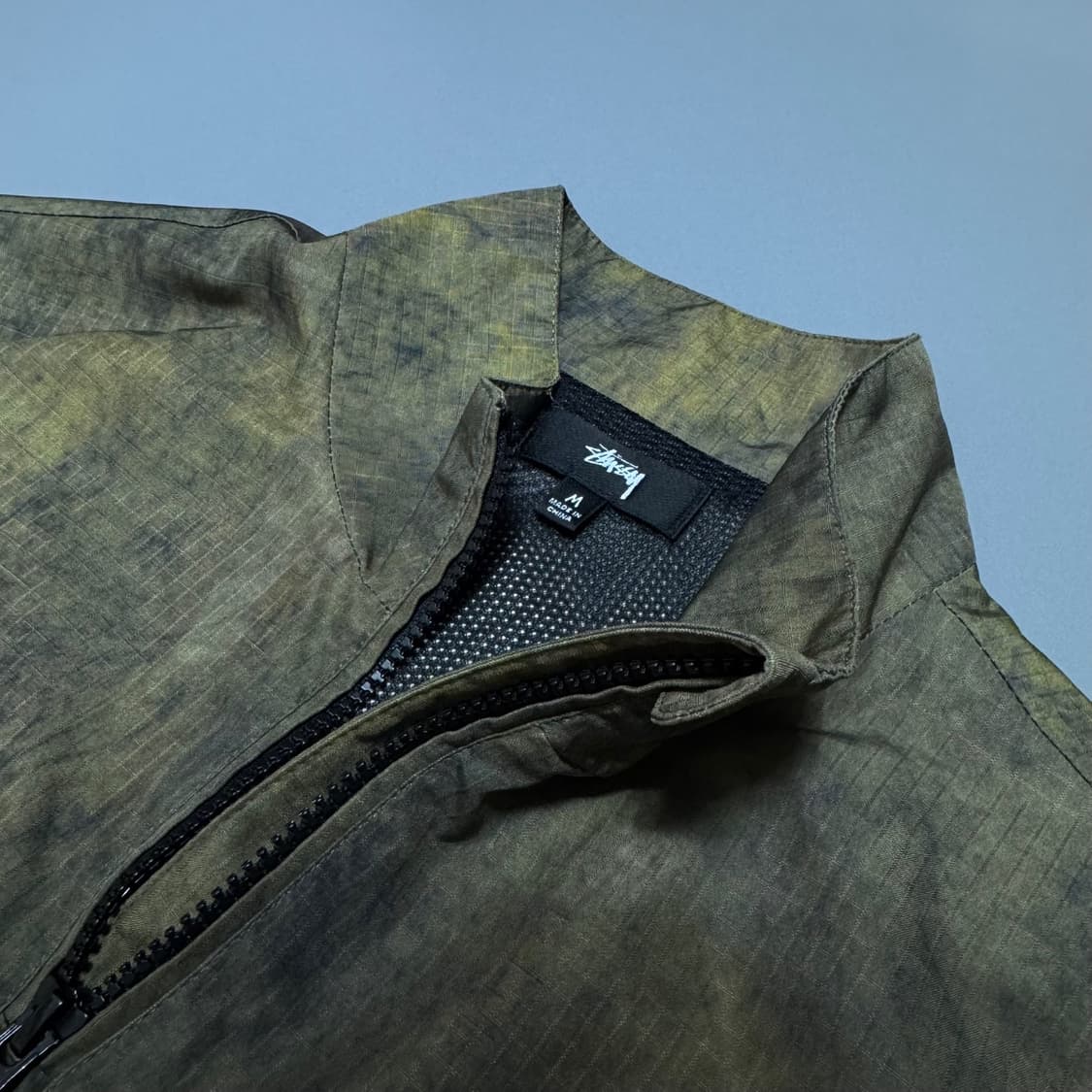 스투시(STUSSY) 카키컬러 리사이클 폴리 카모쿼터 집업 풀오버 자켓 상품이미지3