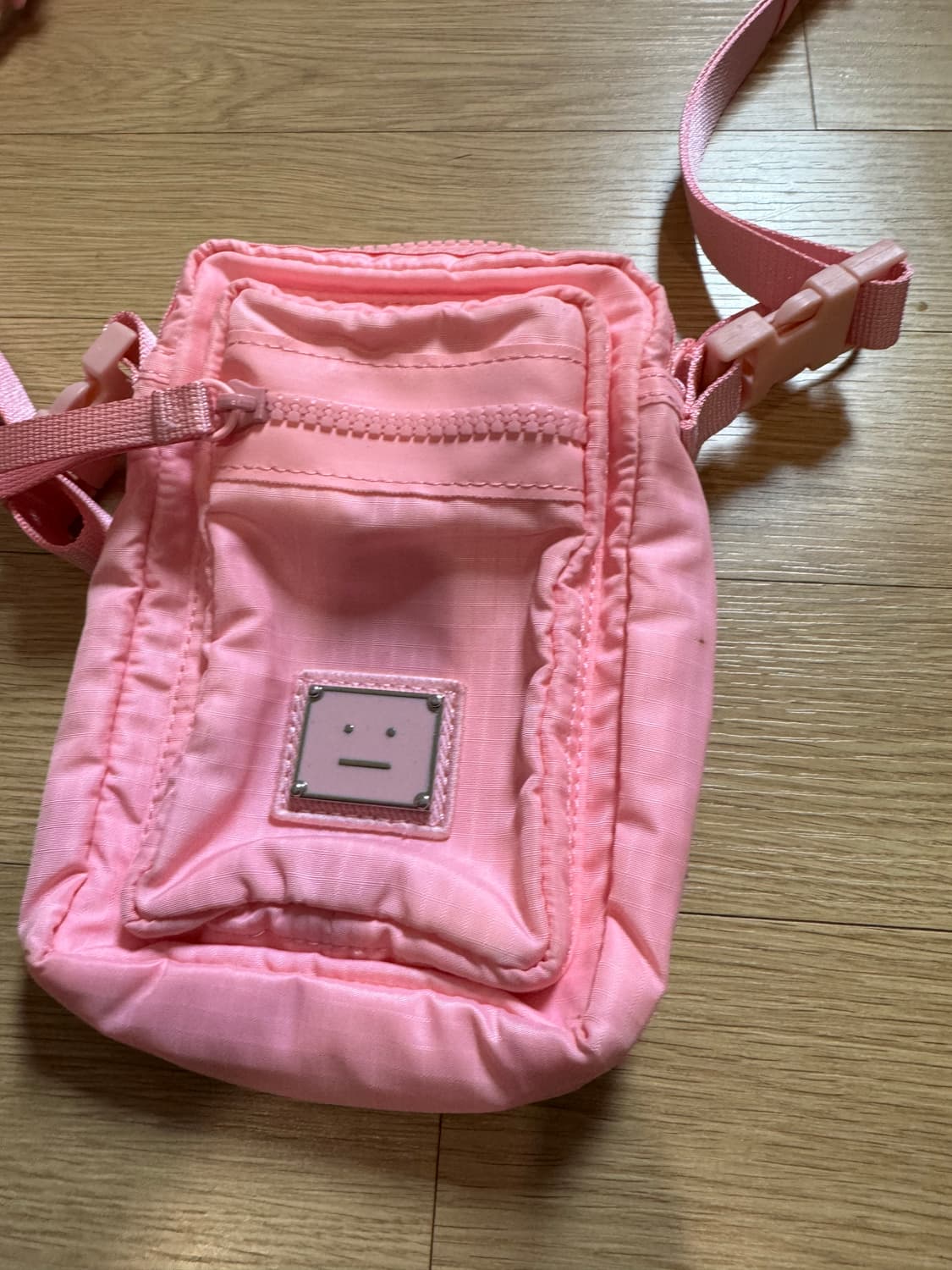 아크네 스튜디오 페이스 로고 핑크 스몰 숄더백 상품이미지5