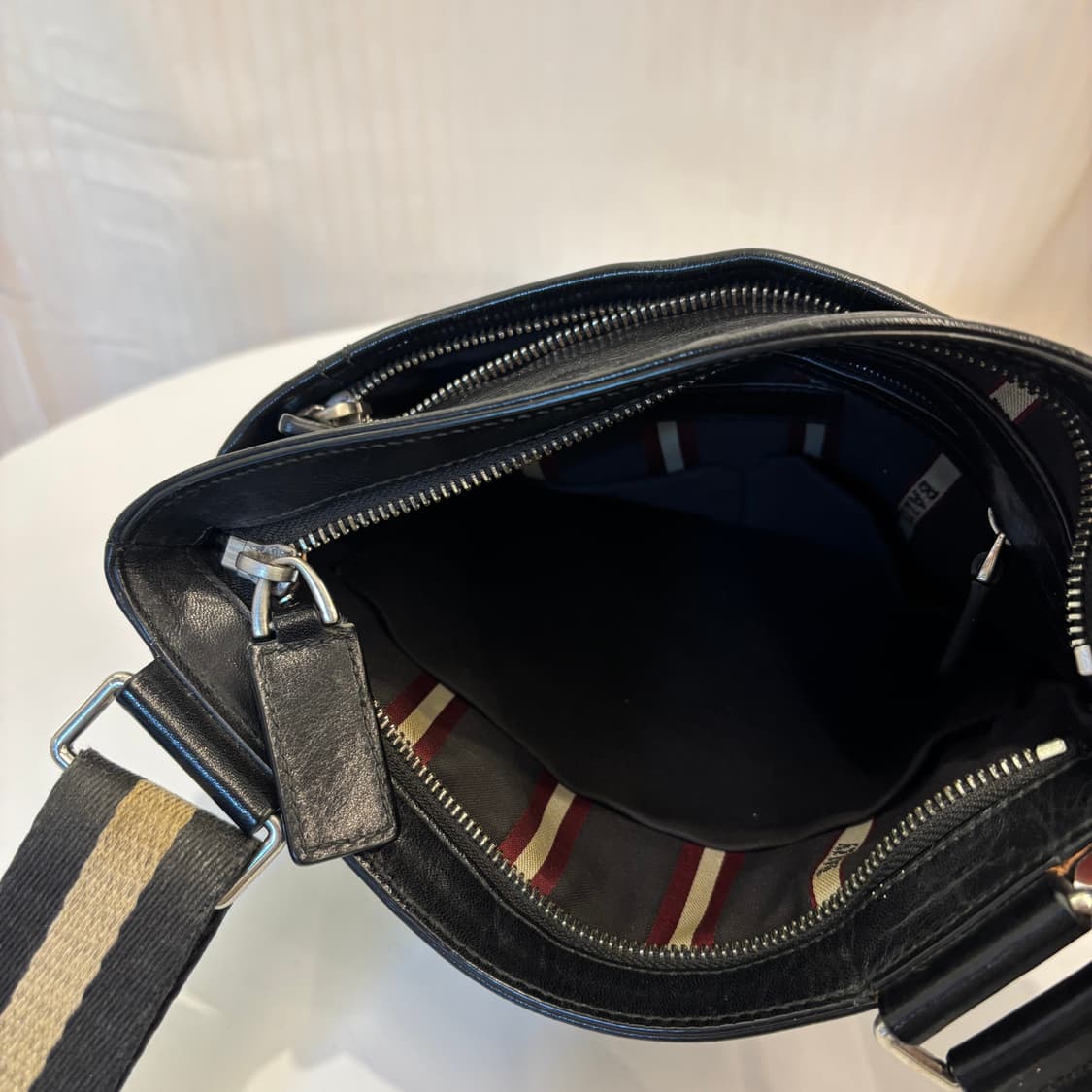 정품 발리 블랙 크로스백     상품이미지8