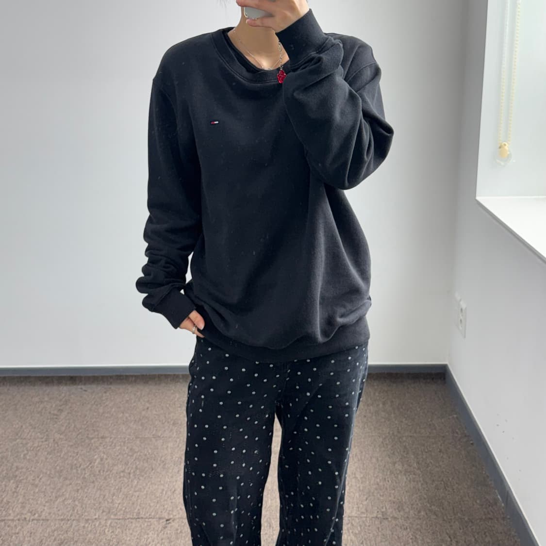 Tommy Hilfiger 타미힐피거 스몰로고 블랙 맨투맨 상품이미지1