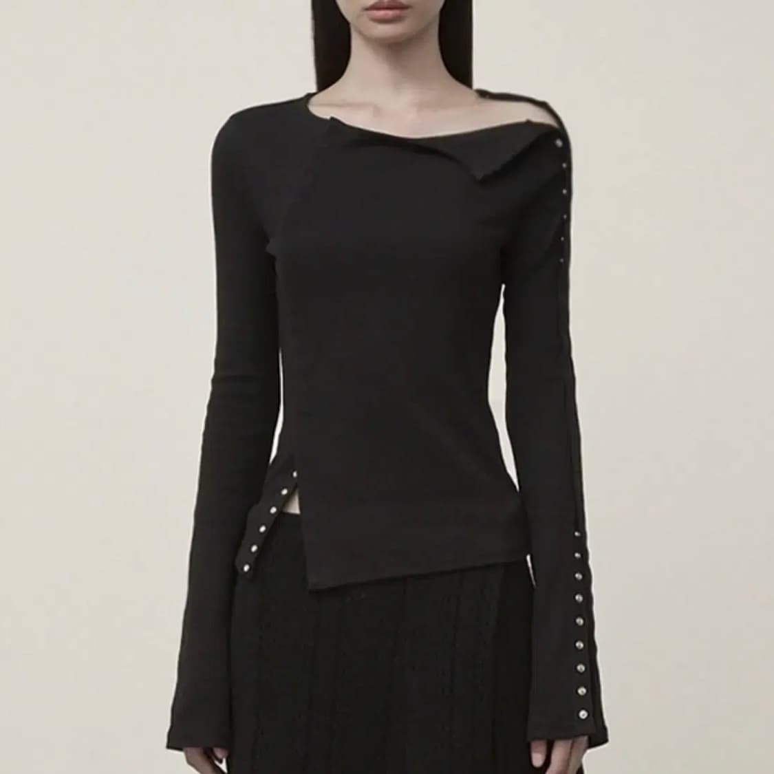 마뗑킴 스냅 디테일 슬림 탑 블랙 상품이미지2