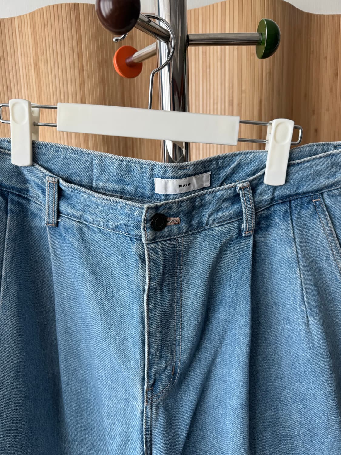 [정품/BEAKER] 비이커 연청 와이드 핀턱 데님 팬츠 (실착2회) 상품이미지2