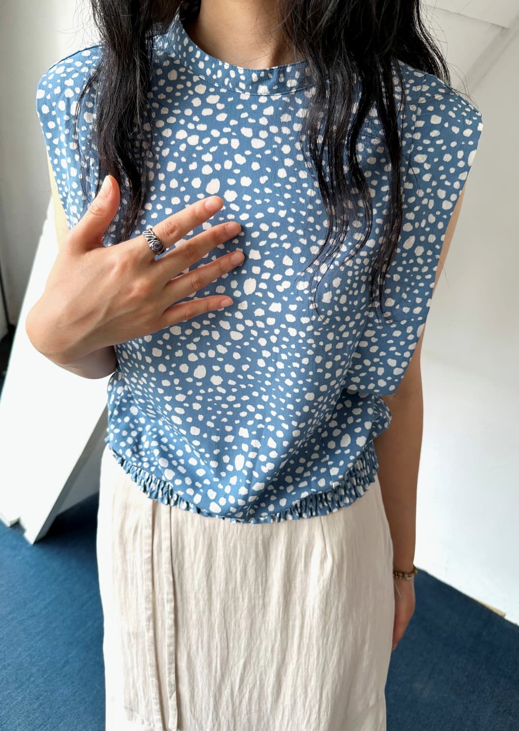 High gauge poly sleeveless design TOP 상품이미지7