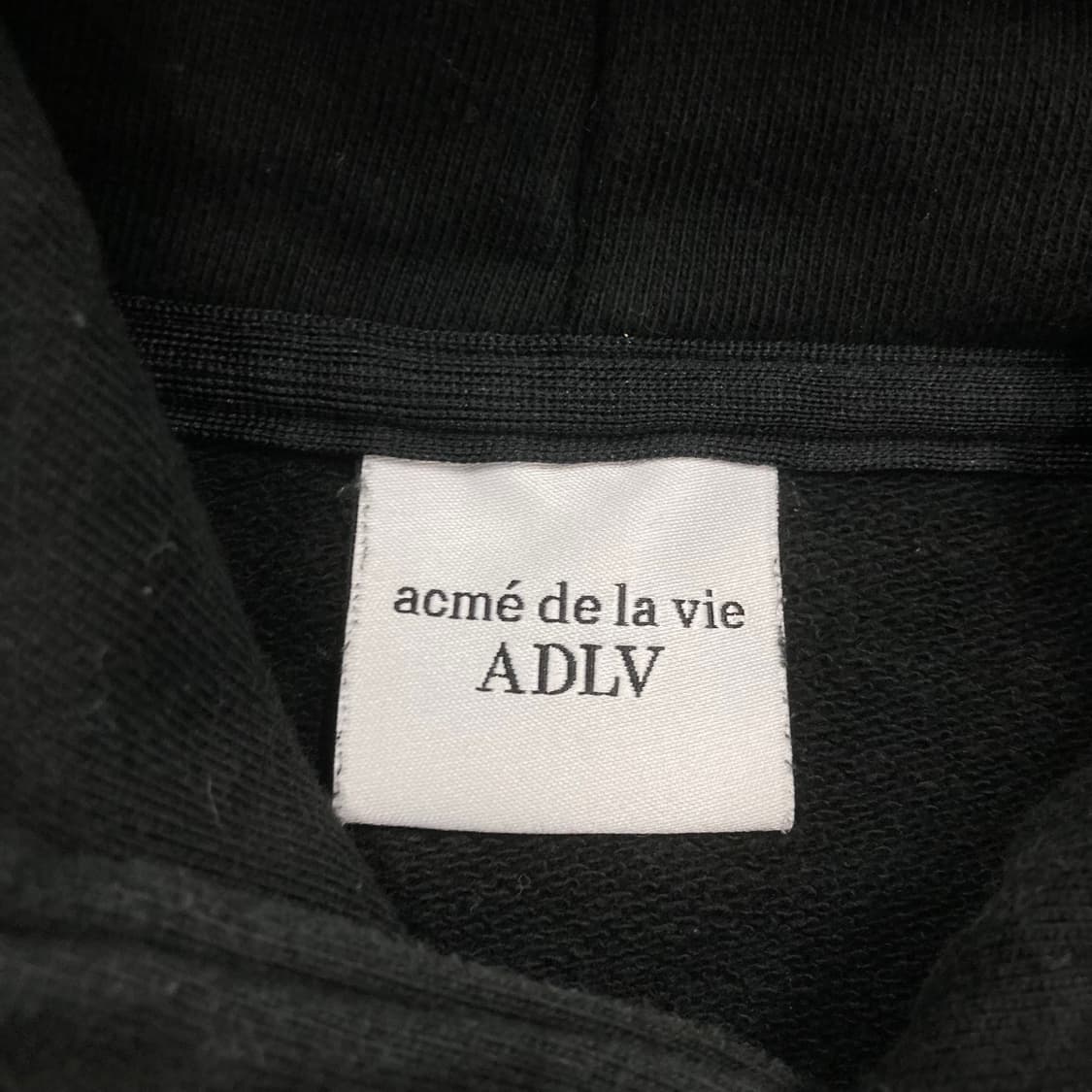 아크메드라비 블랙 컬러 베이비 페이스 빅로고 후드티 상품이미지5