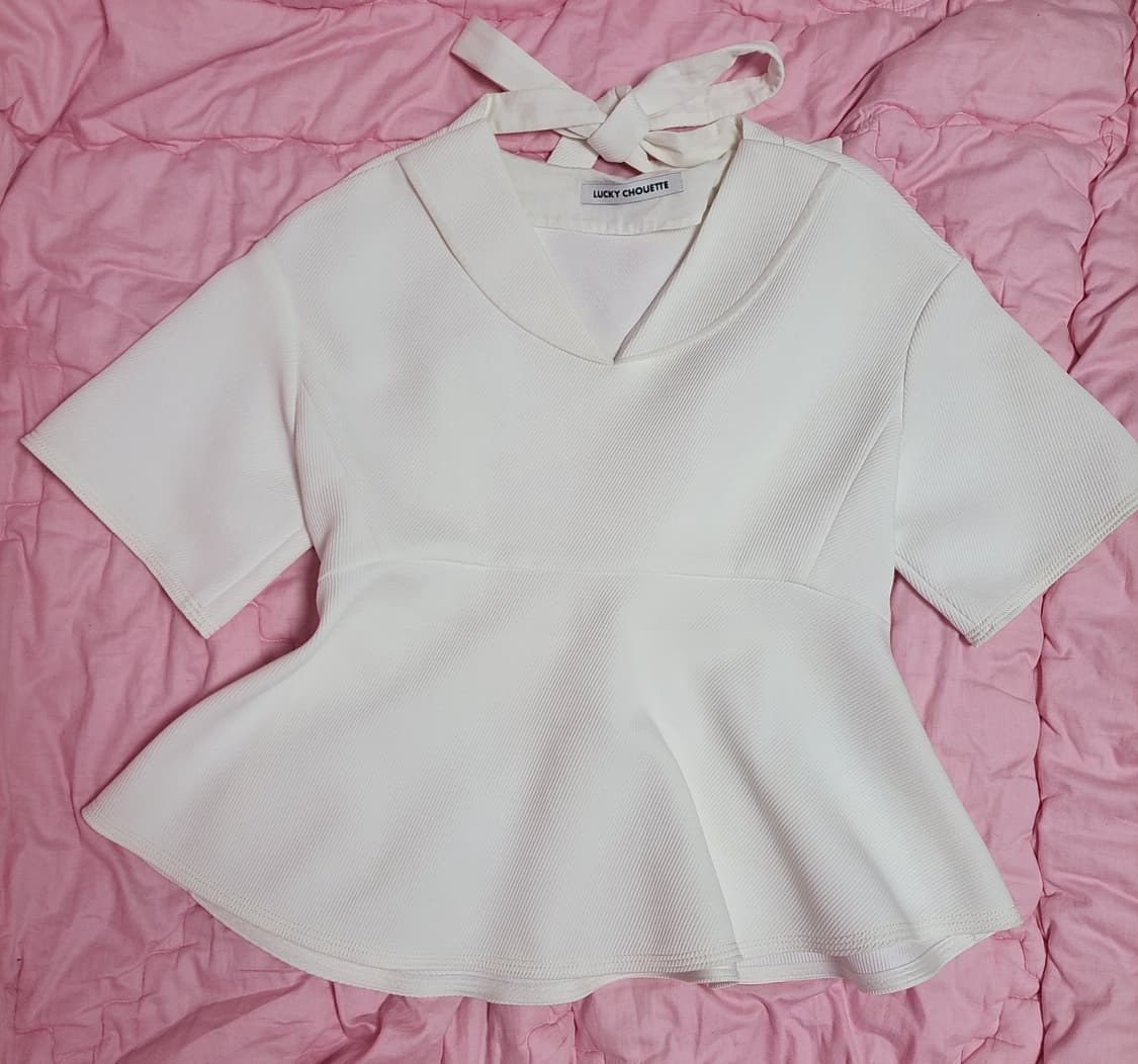 급처상태좋음!럭키슈에뜨 뒷리본 밑단 플레어 러플 블라우스 36사이즈 상품이미지1