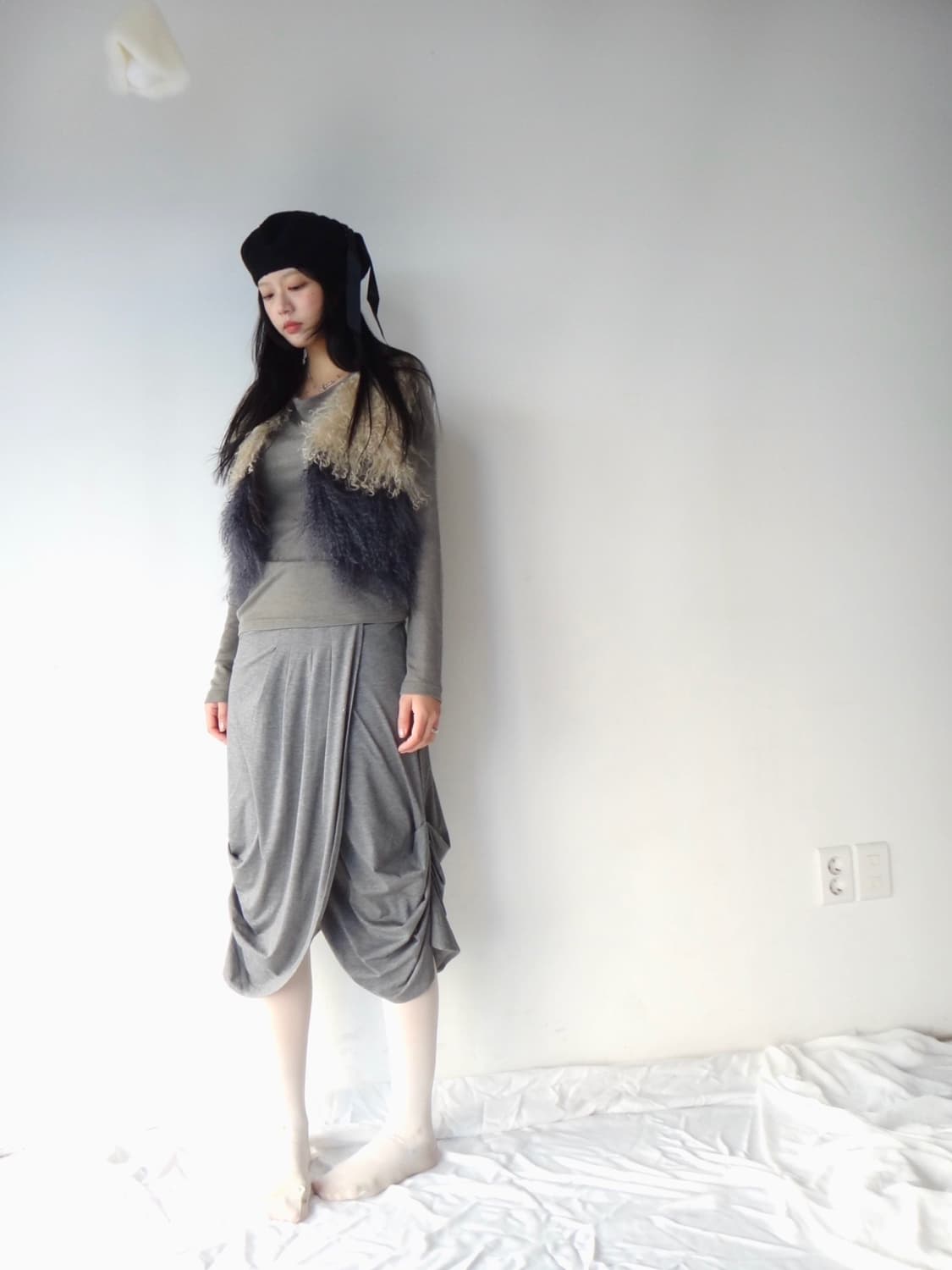 Curly color vest / beige & charcoal 상품이미지4
