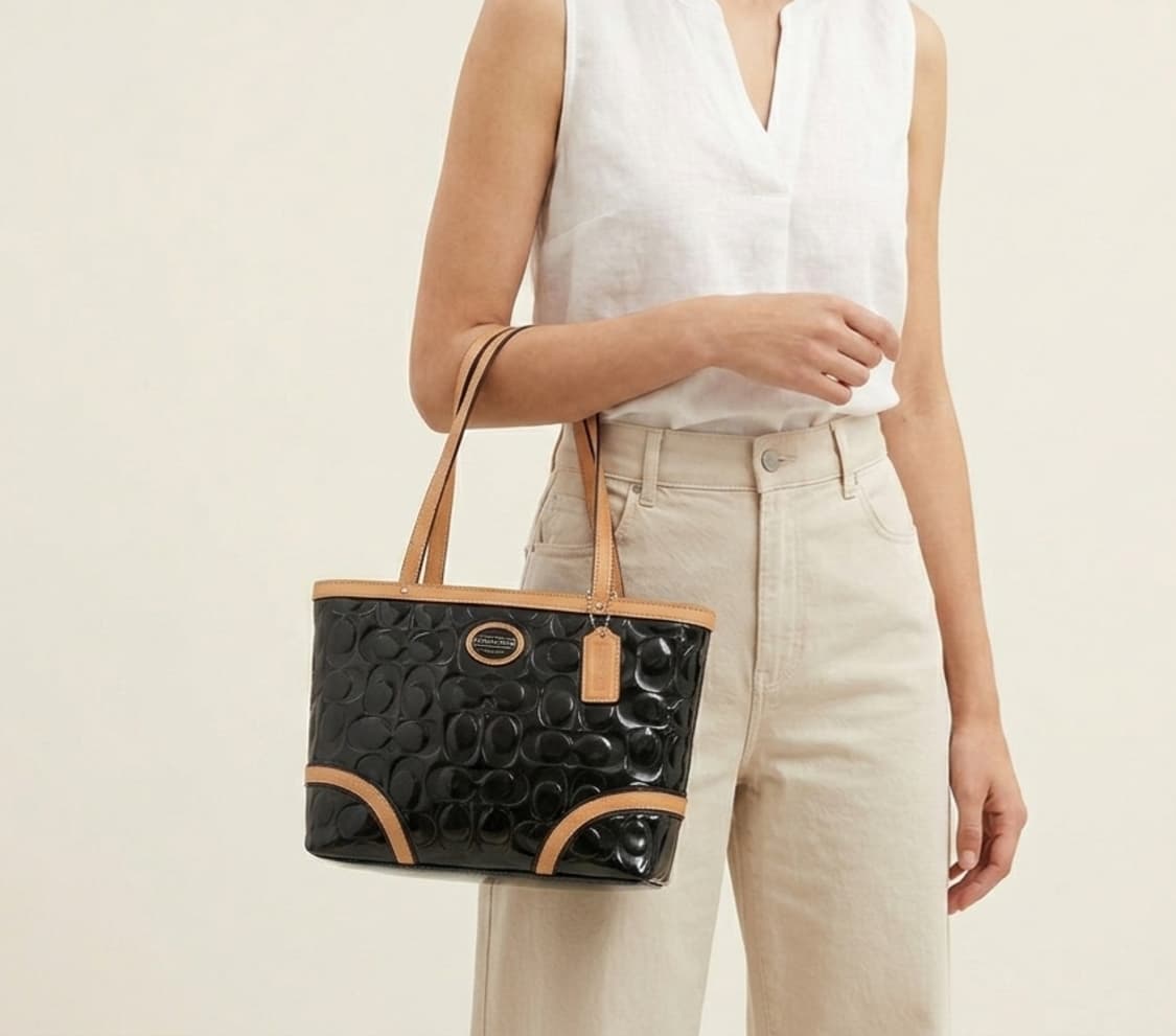 코치 페이트 엠보스드 에나멜 토트백 상품이미지1