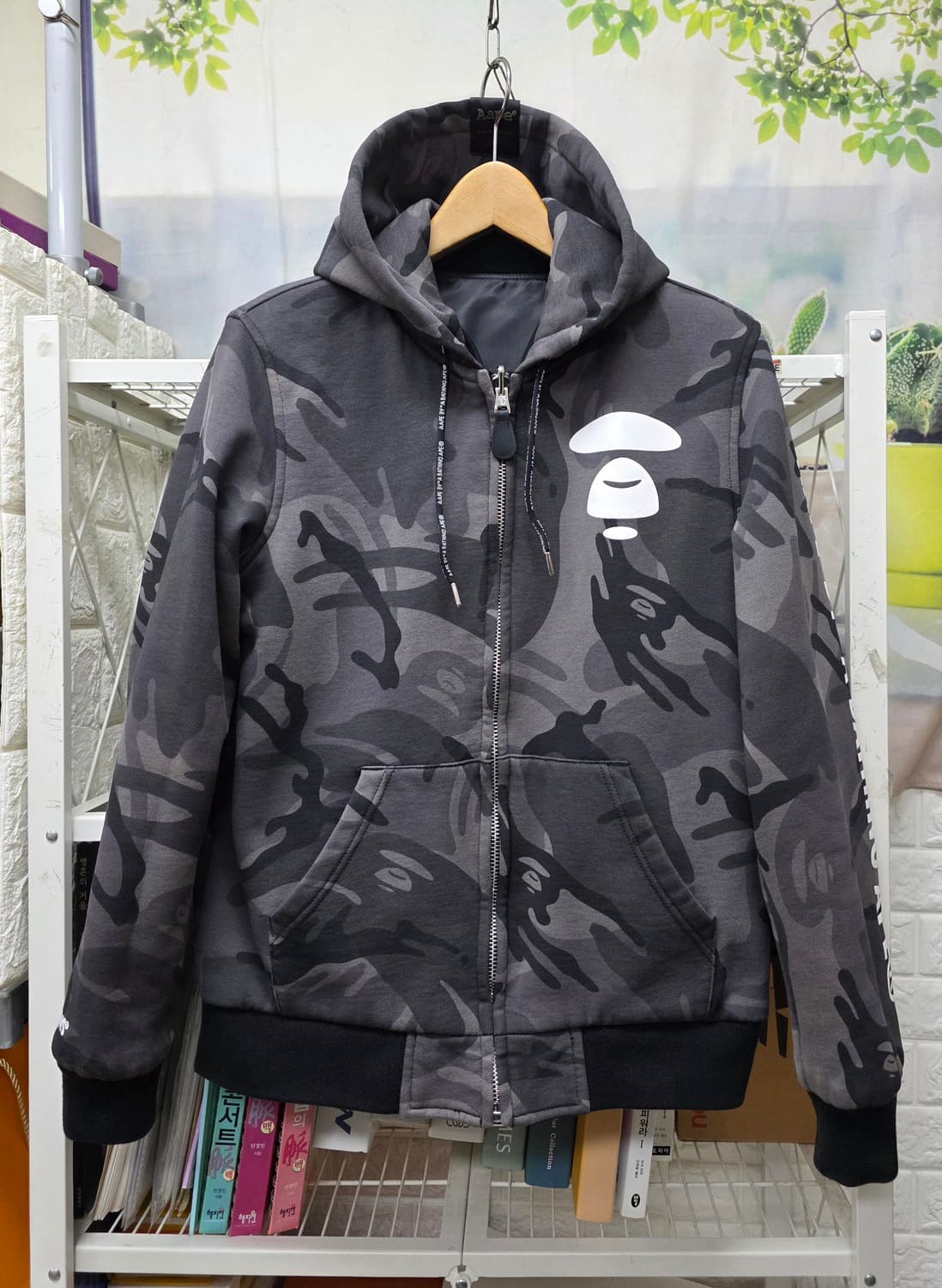 에이프 리버시블 후드집업자켓 
한쪽은 블랙 MA-1 항공점퍼
반대쪽은 그 상품이미지2