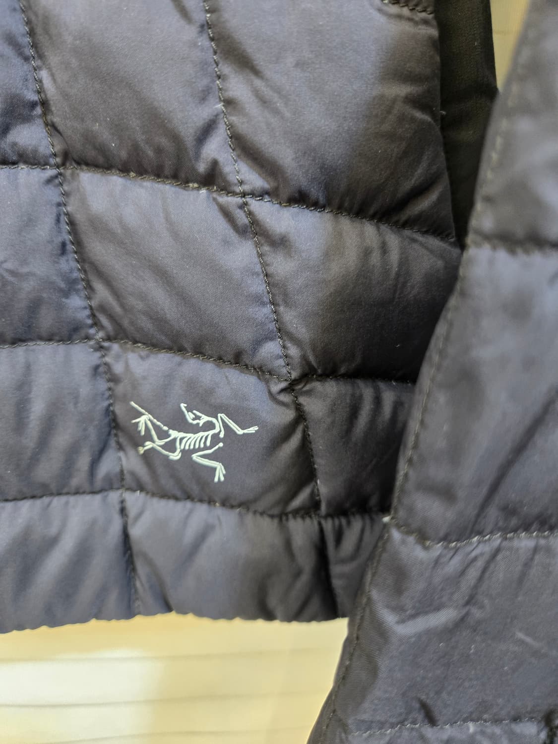 아크테릭스 구스다운 블랙패딩  상품이미지7