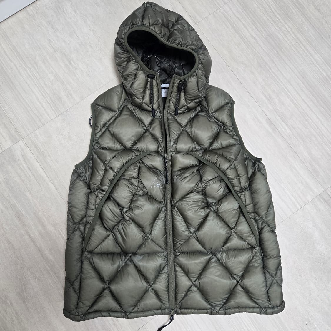 [M] 로아 하이킹 다운 패딩 베스트 다크그린 상품이미지1