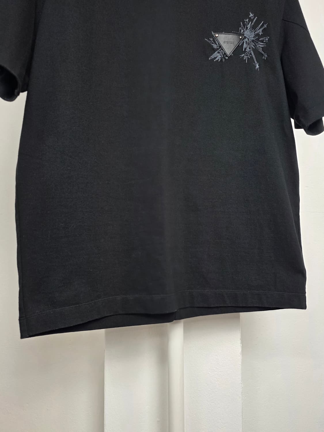 시스템옴므 삼각가죽패치 반팔 티셔츠(95)
 상품이미지3