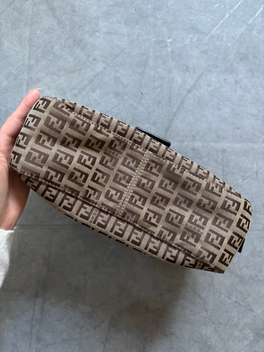 Fendi 펜디 FF 로고 블랙 버클 미니 숄더백 상품이미지8