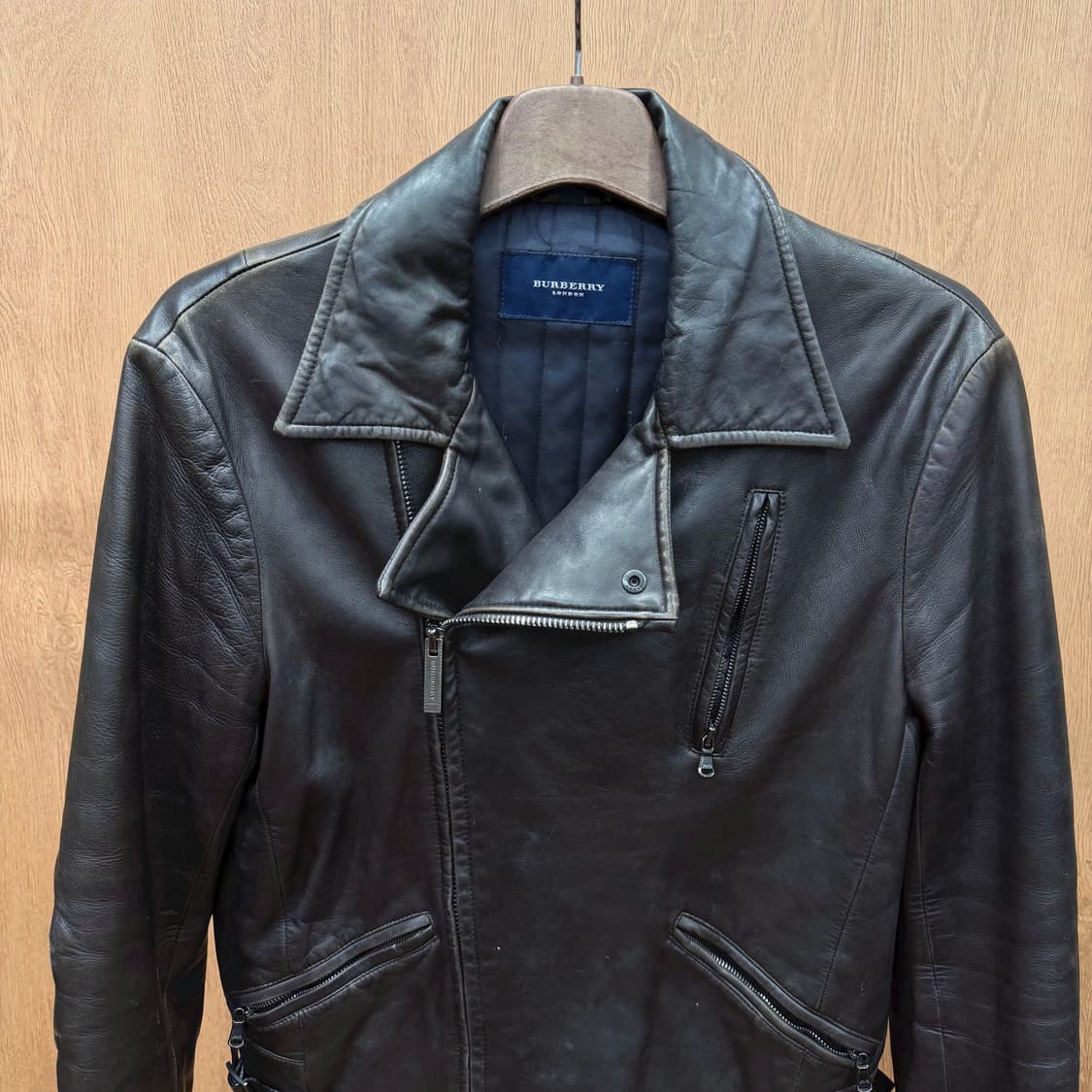 버버리 런던 라이더 레더 자켓 멀티 포켓 안감 퀄팅 디테일 브라운 상품이미지4