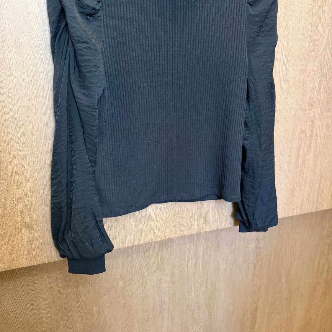 빈티지 터틀넥 롱슬리브 니트 골지 배색 셔링 퍼프 슬리브 디테일 블랙 상품이미지4