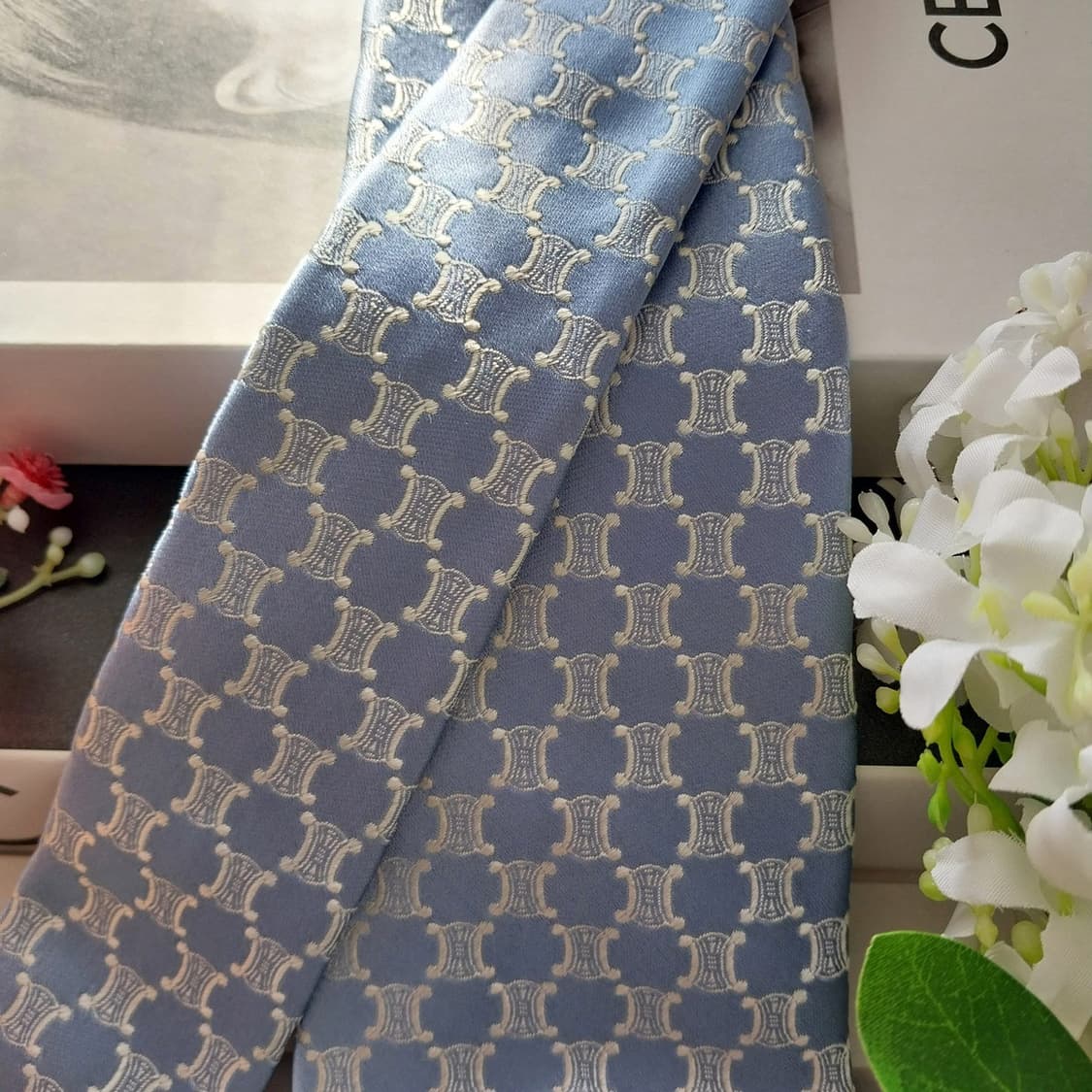 셀린느 실크 라이트블루 트리오페 넥타이 8.8cm A+등급 K1555
 상품이미지4