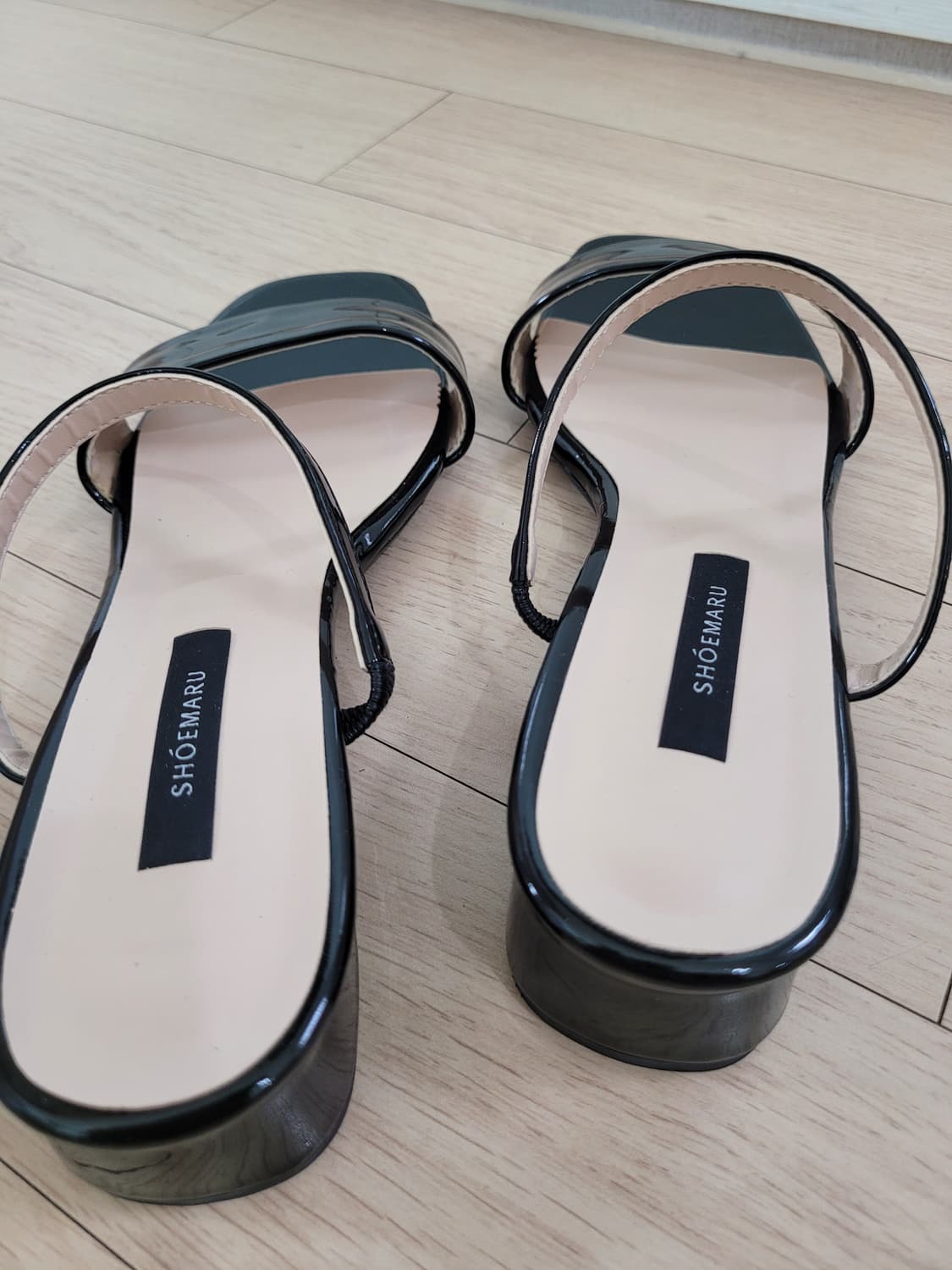 스트랩 샌들 240 에나멜 블랙 상품이미지9