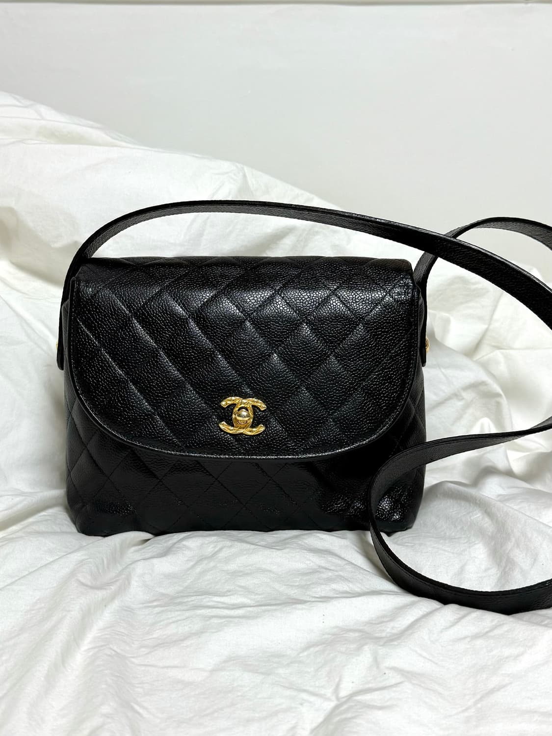 샤넬 캐비어 크로스백 블랙 상품이미지2