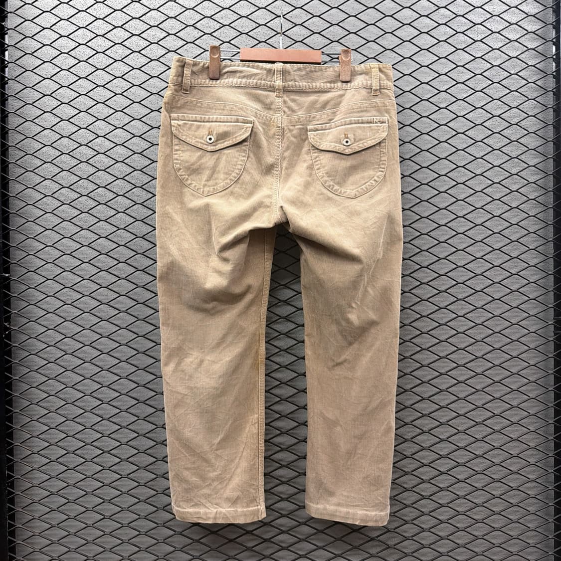 폴로진스 라이트 코듀로이 팬츠 메탈버튼 백포켓 디테일 샌드 상품이미지3