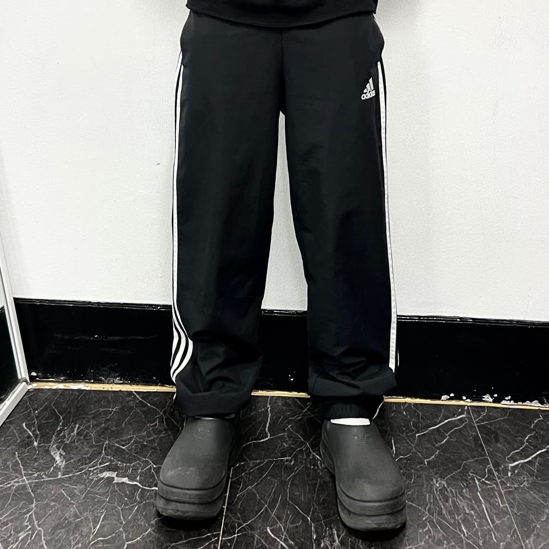 아디다스 블랙 삼선 스트레이트 조거 트랙 팬츠 상품이미지2