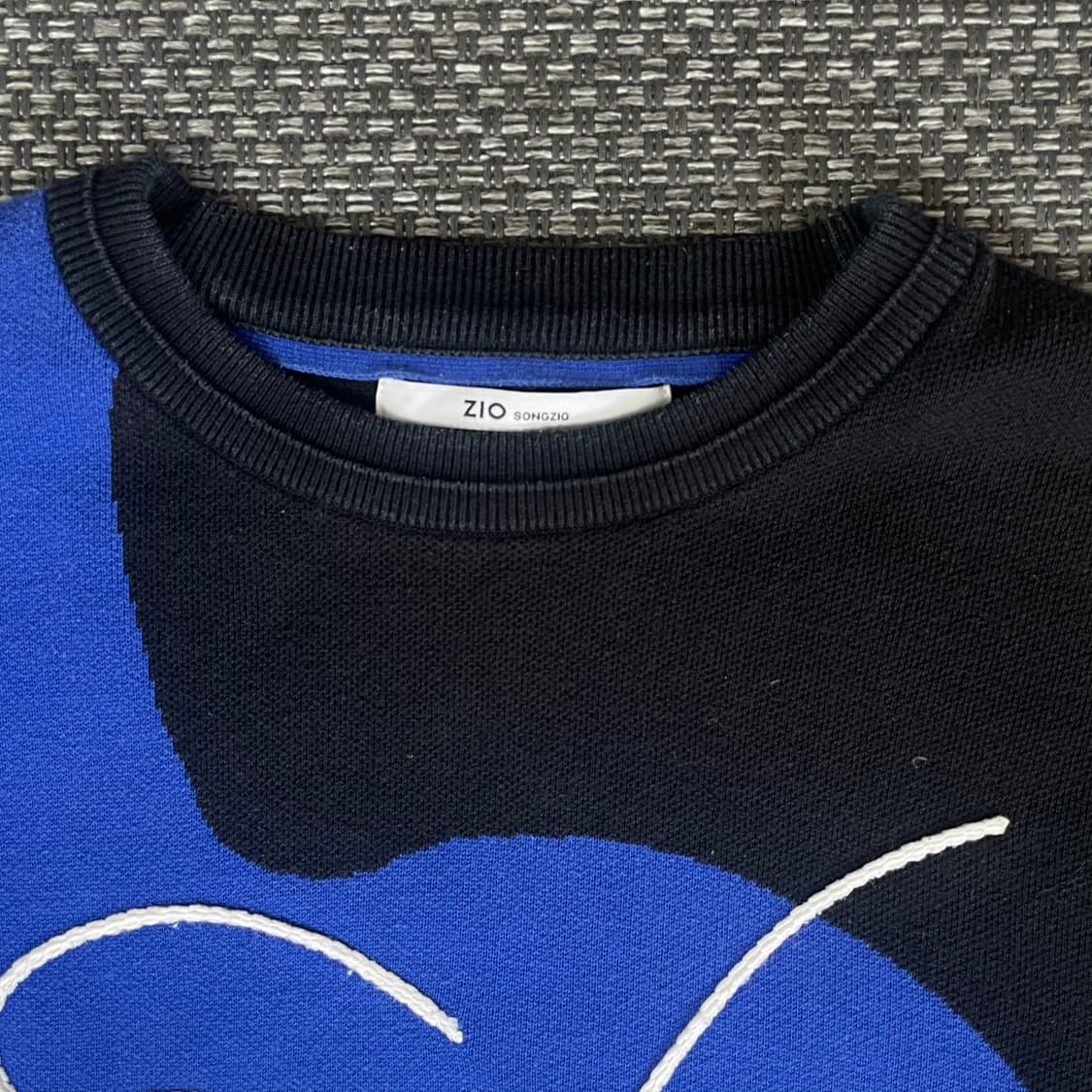 지오송지오 페이스 드로잉 니트 맨투맨 105 상품이미지4