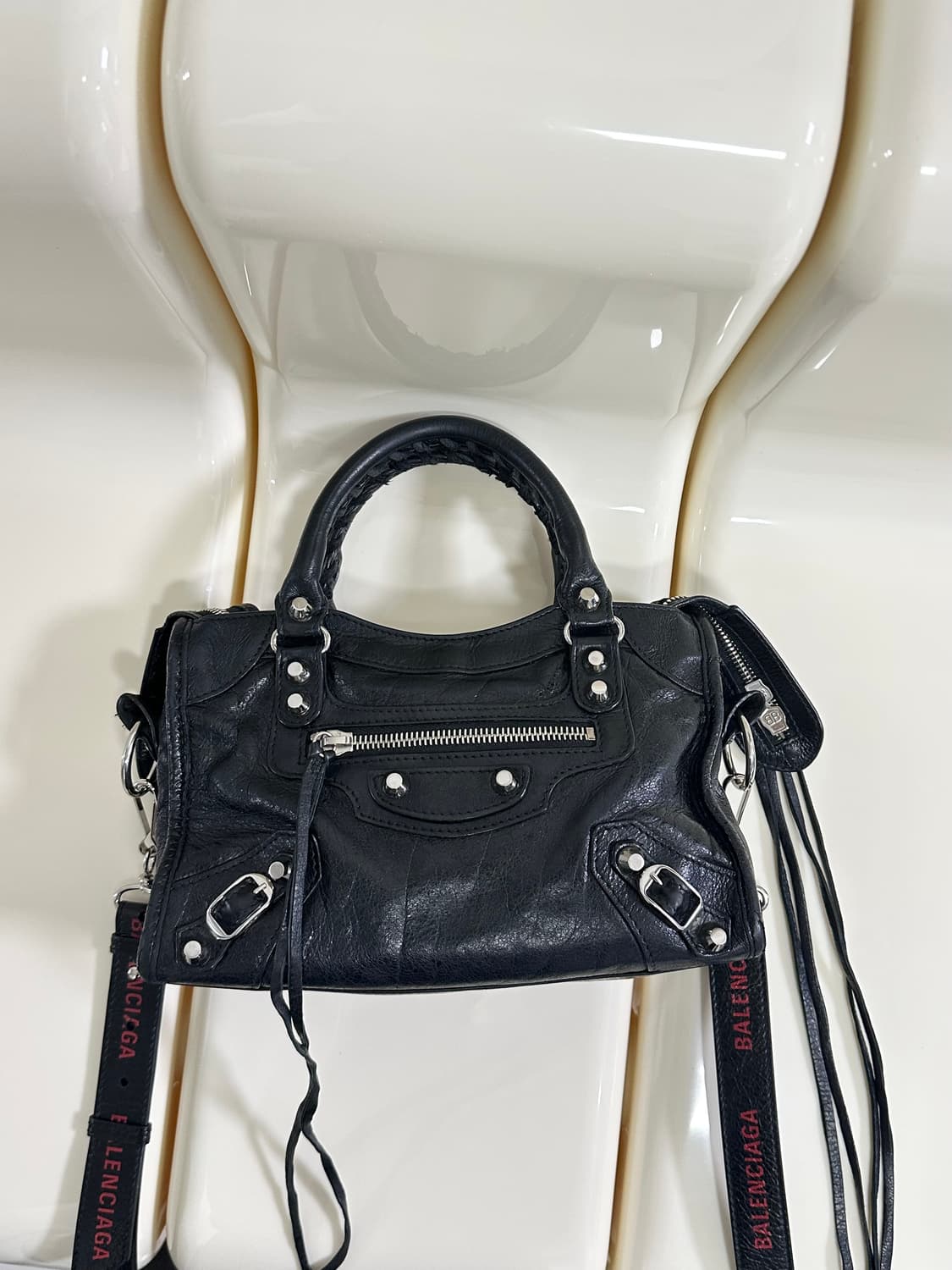 [A 정품] 발렌시아가 로고스트랩 시티 모터백 미니 상품이미지7