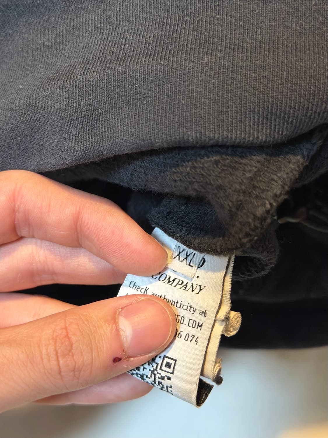 CP 컴퍼니 렌즈와펜 캥거루포켓 지퍼 맨투맨 블랙 상품이미지4