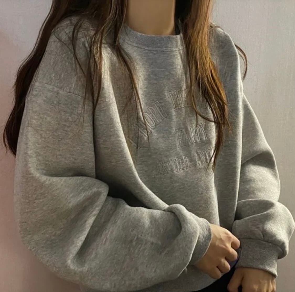 은은한 자수 레터링 벌룬핏 크롭 맨투맨 상품이미지1