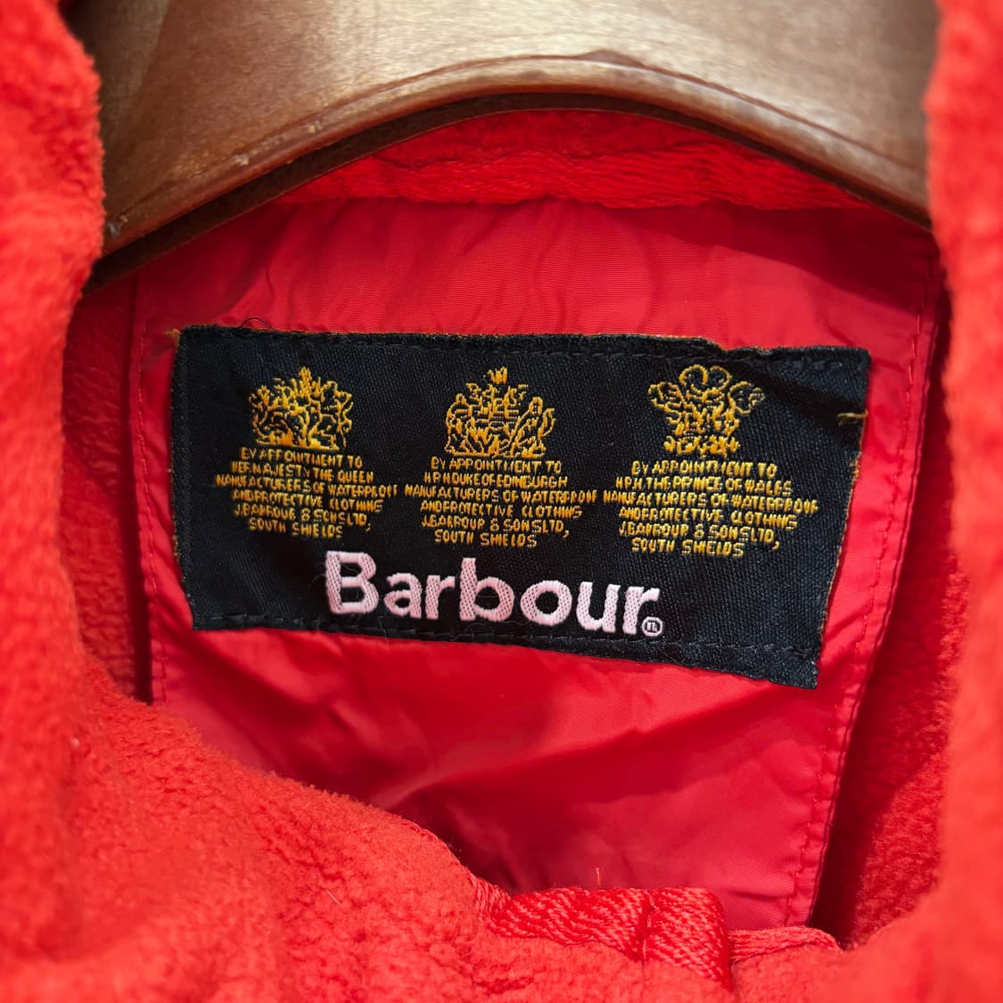 바버 하이넥 퀄팅 자켓 골드 스냅 버튼 플랩 포켓 로고 패치 디테일 레드 상품이미지6