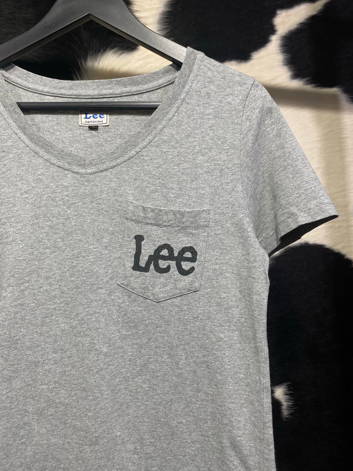 Lee 레터링 포켓 디테일 브이넥 반팔티셔츠 상품이미지3