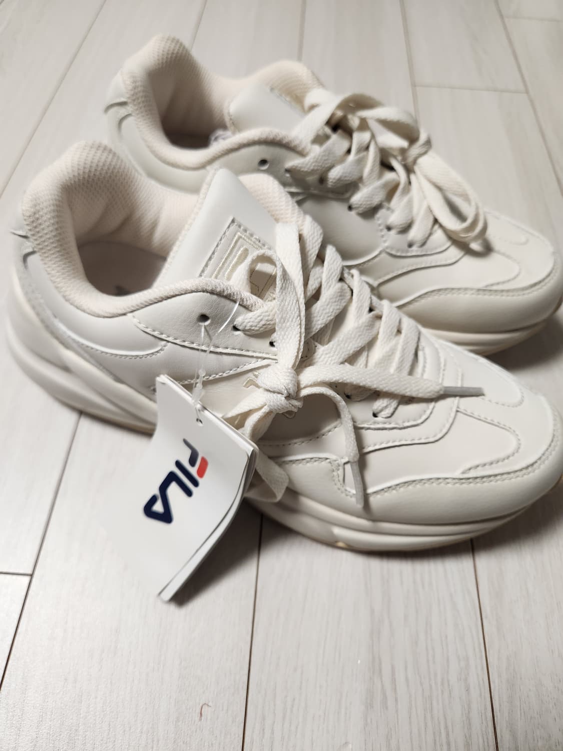 택 새상품) 휠라 운동화 딜레이션 어글리 슈즈 사이즈230

여러 중고사 상품이미지3