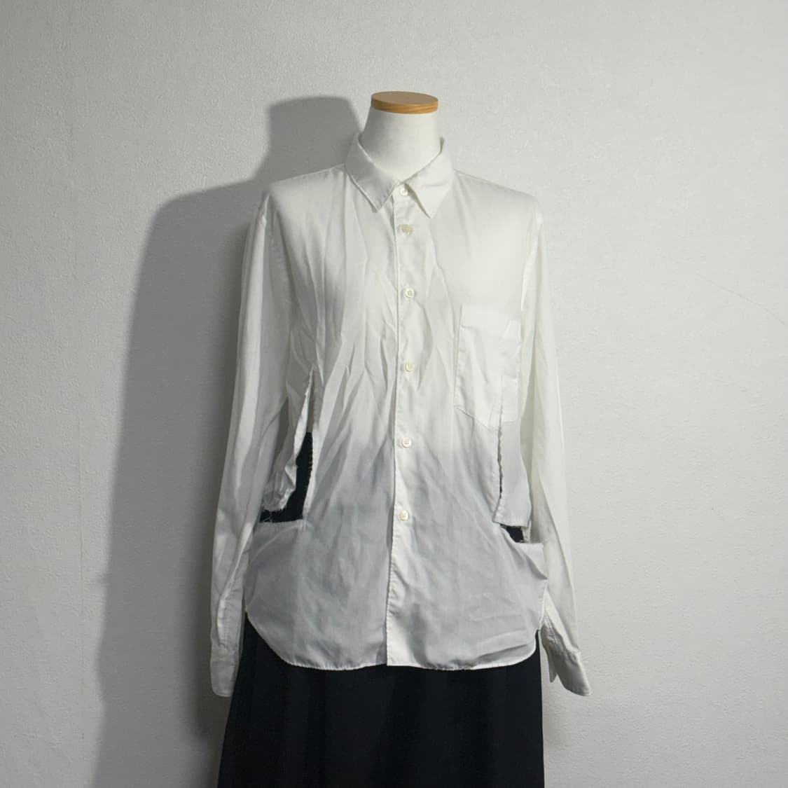 23ss 블랙 꼼데가르송 화이트 컷아웃 셔츠 s 상품이미지2