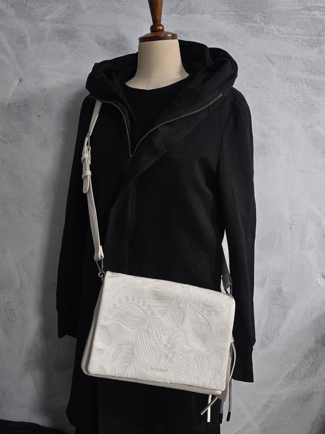 데시구알 반둘레라 플로레스 크로스백 상품이미지1