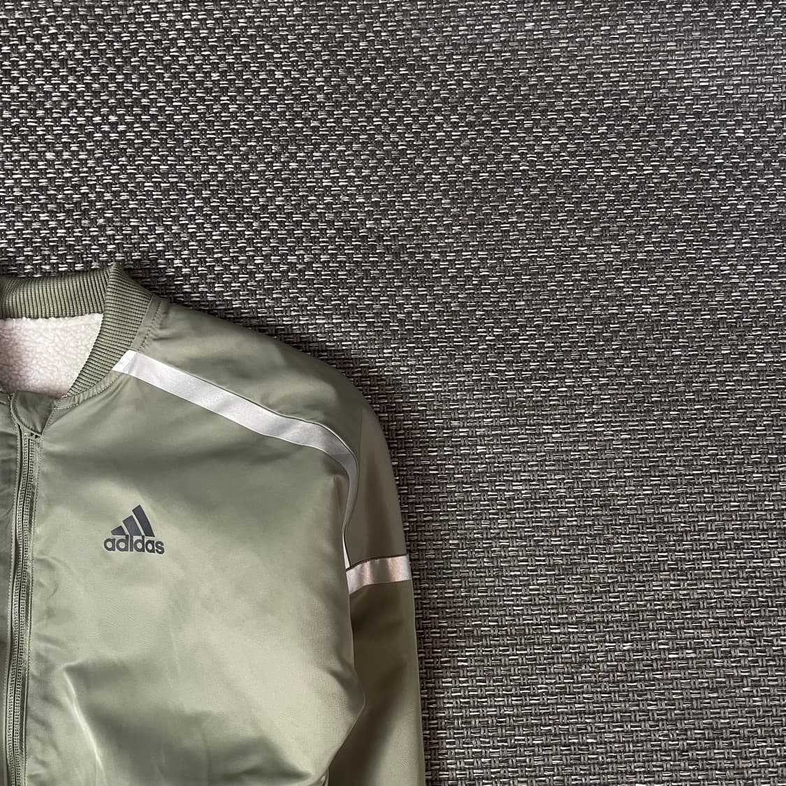 아디다스 연그린 크롭 리버시블 봄버 자켓 상품이미지5